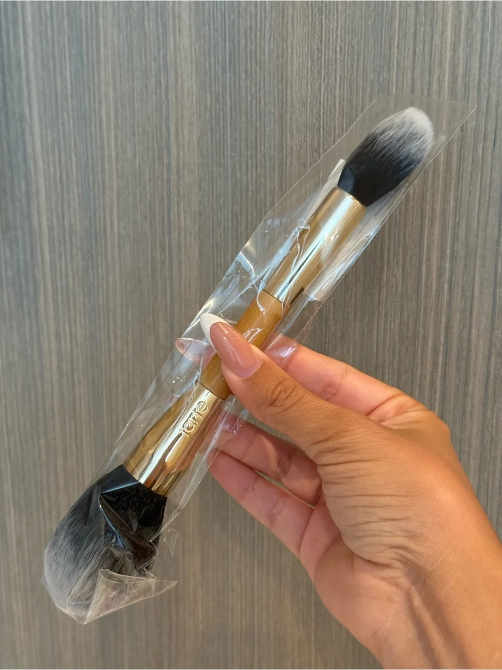 Double-Ended Face Brush Tarte – Gold Handle, Black & White Bristles